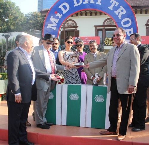 Kareena Kapoor at Mid Day trophy race event Kareena Kapoor at Mid Day trophy race event