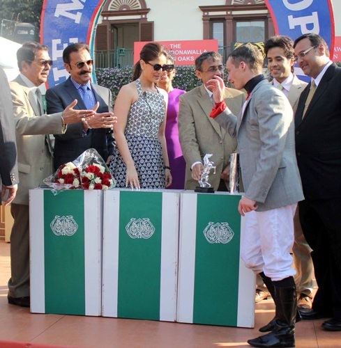 Kareena Kapoor at Mid Day trophy race event Kareena Kapoor at Mid Day trophy race event