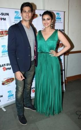 Siddharth Malhotra with Parineeti Chopra at ‘Dance India Dance’ Siddharth Malhotra with Parineeti Chopra at ‘Dance India Dance’