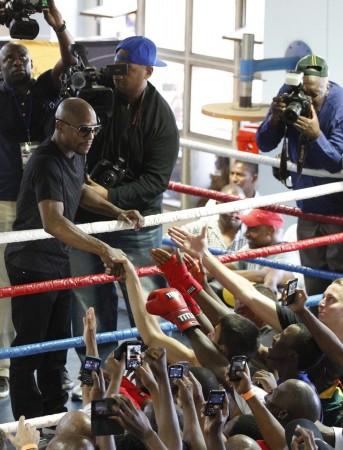 Fans want boxing champion Floyd Mayweather Jr to take on Manny Pacquiao Floyd Mayweather