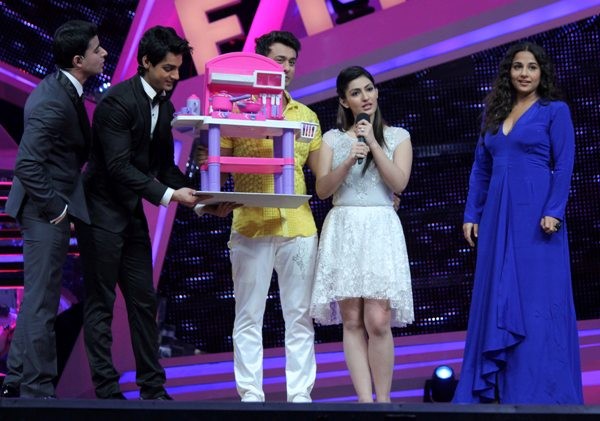 Farhan Akhtar & Vidya Balan on Nach Baliye Grand Finale Farhan Akhtar & Vidya Balan on Nach Baliye Grand Finale