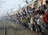 passengers-travel-in-an-overcrowded-train-in-the-eastern-indian-city-of-patna