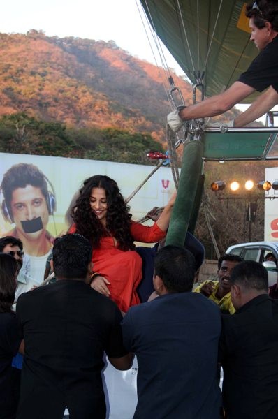 Vidya and Farhan promote ‘ Shaadi Ke Side Effects’ on an hot air balloon
