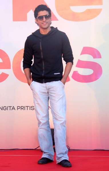 Vidya and Farhan promote ‘ Shaadi Ke Side Effects’ on an hot air balloon