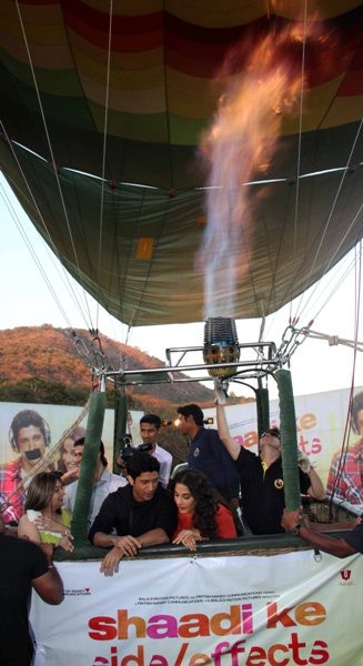 Vidya and Farhan promote ‘Shaadi Ke Side Effects’ on an hot air balloon