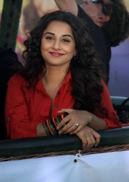 Vidya and Farhan promote ‘ Shaadi Ke Side Effects’ on an hot air balloon