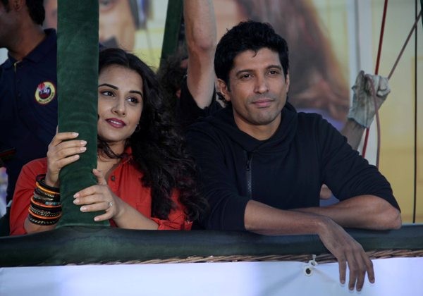 Vidya and Farhan promote ‘Shaadi Ke Side Effects’ on an hot air balloon
