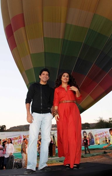 Vidya and Farhan promote ‘ Shaadi Ke Side Effects’ on an hot air balloon