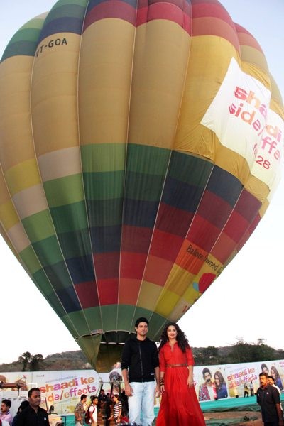 Vidya and Farhan promote ‘ Shaadi Ke Side Effects’ on an hot air balloon