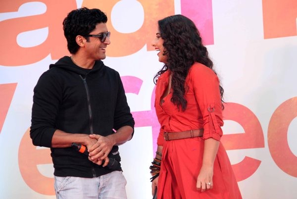 Vidya and Farhan promote ‘ Shaadi Ke Side Effects’ on an hot air balloon