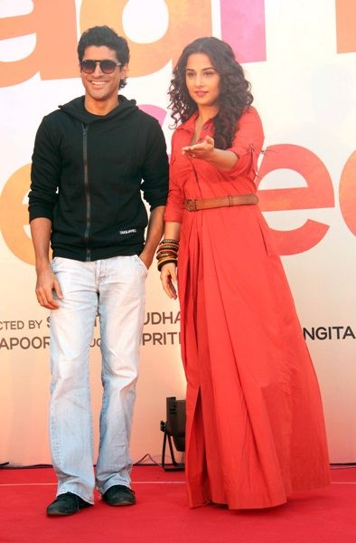 Vidya and Farhan promote ‘ Shaadi Ke Side Effects’ on an hot air balloon
