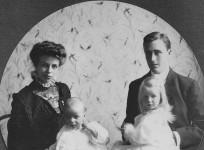 eleanor-and-franklin-with-their-two-eldest-children-wiki-commons
