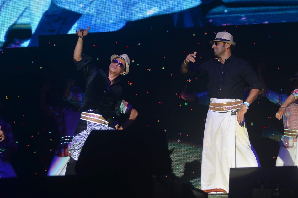 SRK and a audience member perform on Lungi Dance for Temptation Reloaded 2014 Malaysia (Varinder Chawla)