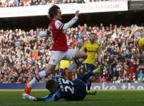 tomas-rosicky-arsenal-vito-mannone-sunderland