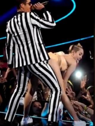 Robin Thicke twerking with singer Miley Cyrus at VMA awards/Videograb Robin Thicke twerking with singer Miley Cyrus at VMA awards/Videograb