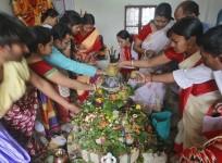 hindu-devotees-place-their-offerings-on-a-shivling-a-symbol-of-lord-shiva-while-praying-inside-a-temple-on-the-occasion-of-the-mahashivratri-festival-in-agartala-capital-of-indias-northeastern-state-of-tripura