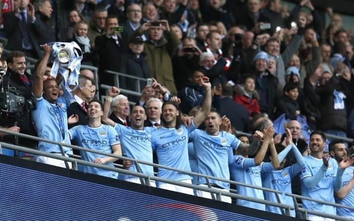 Vincent Kompany lifts the Capital One Cup trophy as the rest of the Manchester City players celebrate after defeating Sunderland in the final, 2 March. Reuters Manchester City Capital One Cup final