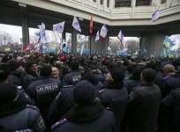 ukrainian-police-separate-ethnic-russians-and-crimean-tatars-here-are-five-reasons-why-tensions-could-lead-to-a-war-between-ukraine-and-russia-reuters