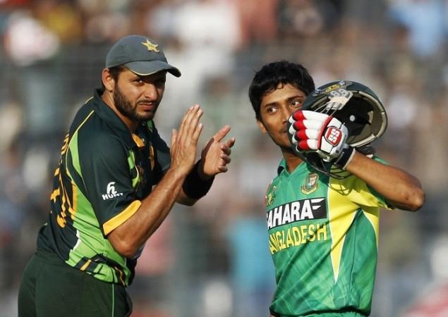 Bangladesh's Anamul Haque celebrates after scoring a century as Pakistan's Shahid Afridi congratulates him during their ODI in Dhaka, 4 March. Reuters. Asia Cup 2014