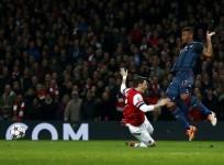 mesut-ozil-arsenal-jerome-boateng-bayern-munich