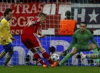 cazorla-fabianski-schweinsteiger-arsenal-bayern-munich