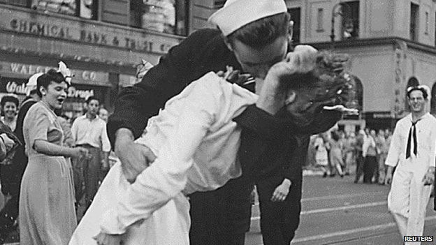 Glenn McDuffie, who is eternally remembered for his kiss with a nurse in the famous New York Times Square photo taken on 14 August 1945, died on Sunday