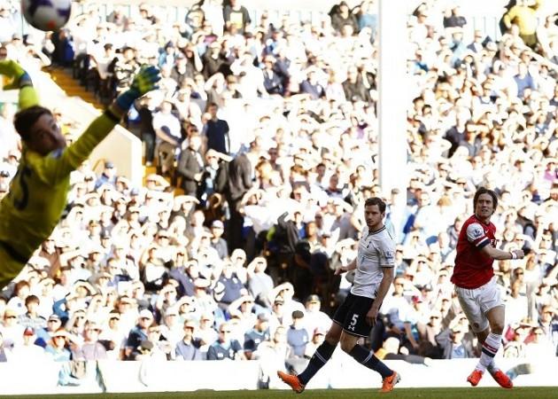 Arsenal midfielder Tomas Rosicky fires the winner past Tottenham goalkeeper Hugo Lloris in their English Premier League game, 16 March. Reuters Rosicky Arsenal Tottenham Lloris Vertonghen