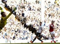 rosicky-arsenal-tottenham-lloris-vertonghen