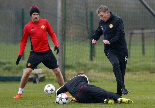 Wayne Rooney tackles Manchester United manager David Moyes during a training session as Michael Carrick looks on, 18 March. Reuters Carrick Rooney Moyes Manchester United