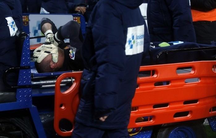 Barcelona goalkeeper Victor Valdes is distraught after picking up an injury in the La Liga game against Celta Vigo, 26 March. Reuters Victor Valdes Barcelona