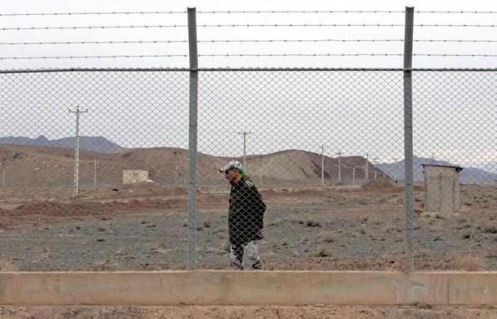 An Iranian soldier stands guard inside the Natanz uranium enrichment facility, 322km (200 miles) south of Iran's capital Tehran March 9, 2006. REUTERS/Raheb Homavandi An Iranian soldier stands guard inside the Natanz uranium enrichment facility, 322km (200 miles) south of Iran's capital Tehran March 9, 2006. REUTERS/Raheb Homavandi