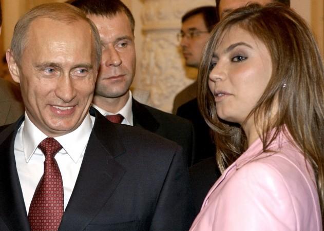 Vladimir Putin Looks at Alina Kabayeva (Photo: Reuters) Vladimir Putin Looks at Alina Kabayeva (Photo: Reuters)