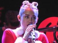 miley-cyrus-singing-at-the-93-3-flz-jingle-ball-in-tampa-florida