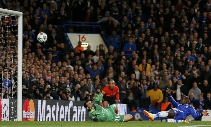 Chelsea striker Demba Ba scores the winner past PSG goalkeeper Salvatore Sirigu in their Champions League quarterfinal, 8 April. Reuters Demba Ba Chelsea