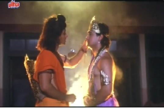 A still of Salman and Aamir in Andaz Apna Apna Andaz Apna Apna