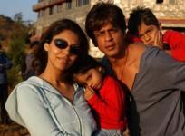 shah-rukh-khan-with-wife-gauri-daughter-suhana-and-son-aryan