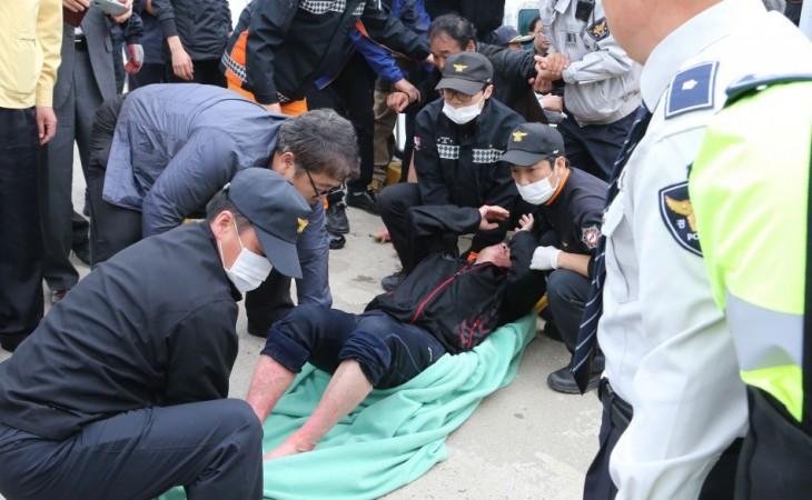 An injured passenger rescued by South Korean maritime policemen (Photo: Reuters) An injured passenger rescued by South Korean maritime policemen (Photo: Reuters)
