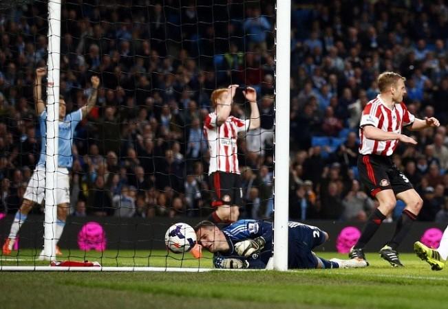 Sunderland goalkeeper Vito Mannone fails to keep out Manchester City midfielder Samir Nasri's strike in their English Premier League game, 16 April. Reuters Mannone Sunderland Manchester City