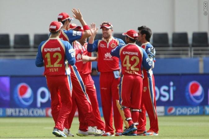RCB players celebrate a wicket against the Mumbai Indians, 19 April. Ron Gaunt/IPL/SPORTZPICS RCB