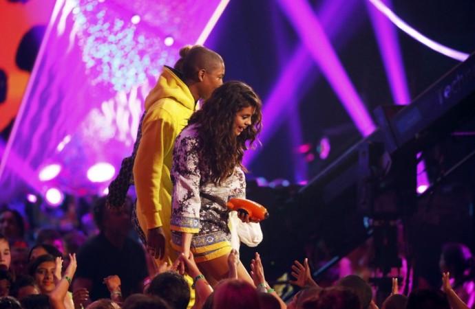 Singer Selena Gomez greets fans after accepting the favorite singer award at the 27th Annual Kids' Choice Awards in Los Angeles, California March 29, 2014.  REUTERS/Mario Anzouni