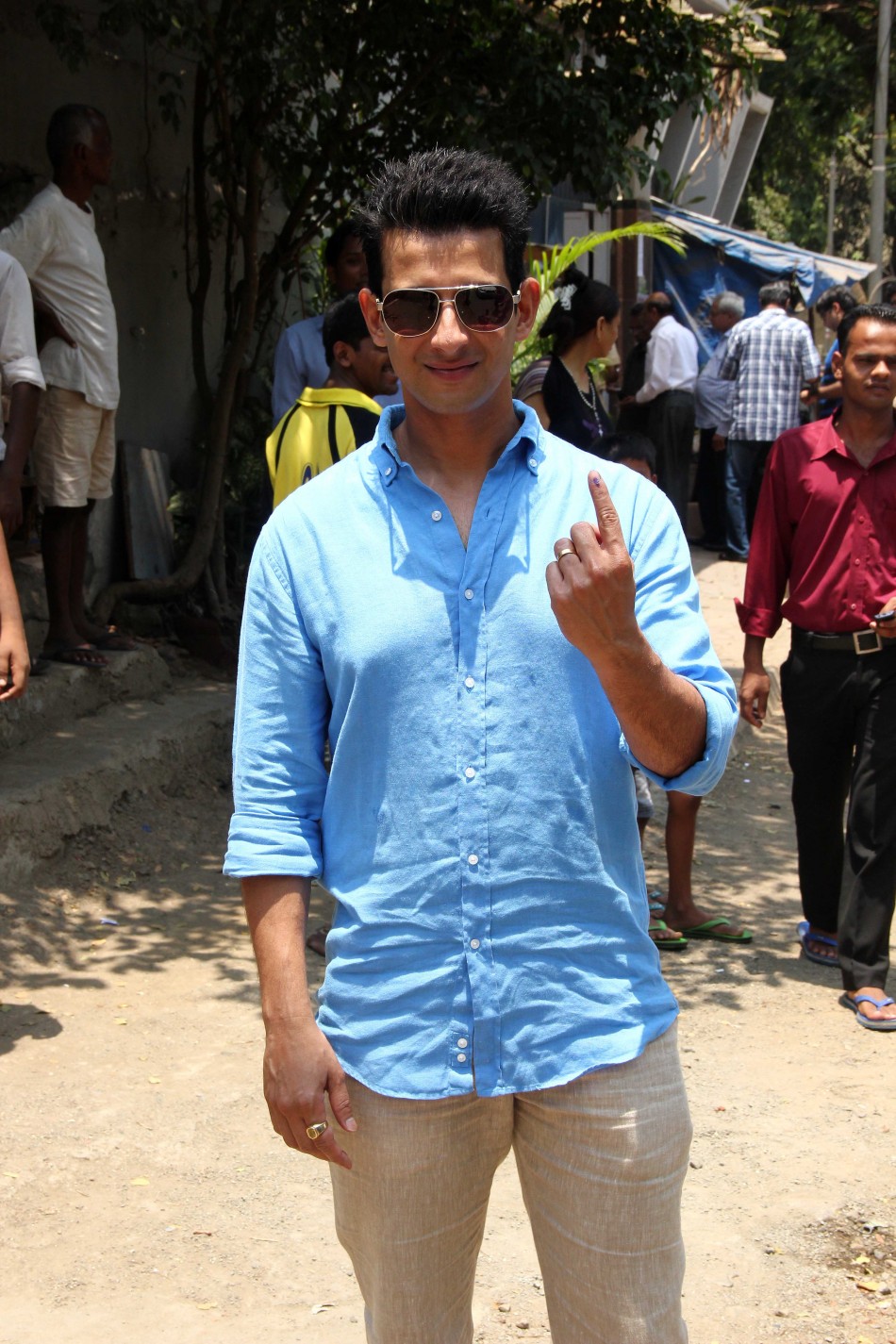 Bollywood Celebrities Cast their Vote for Lok Sabha Election 2014 ...