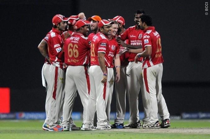 Kings XI Punjab players congratulate George Bailey on running out Robin Uthappa. Pal Pillai/IPL/SPORTZPICS Kings XI Punjab