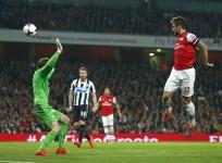 olivier-giroud-arsenal-tim-krul-newcastle