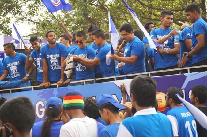 Skipper signs autograph for an enthusiastic fan. Photo: Ibtimes BFC