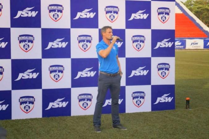 The coach thanks the supporters. Photo: Ibtimes BFC