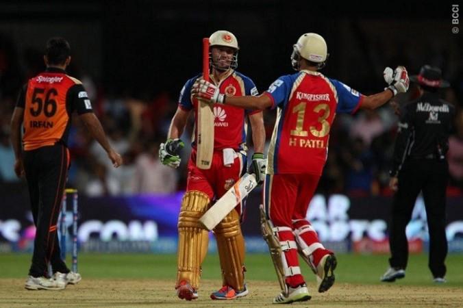 AB De Villiers and Harshal Patel celebrate after finishing off the Sunrisers Hyderabad in their IPL 2014 game, 4 May. Ron Gaunt/IPL/SPORTZPICS AB De Villiers RCB