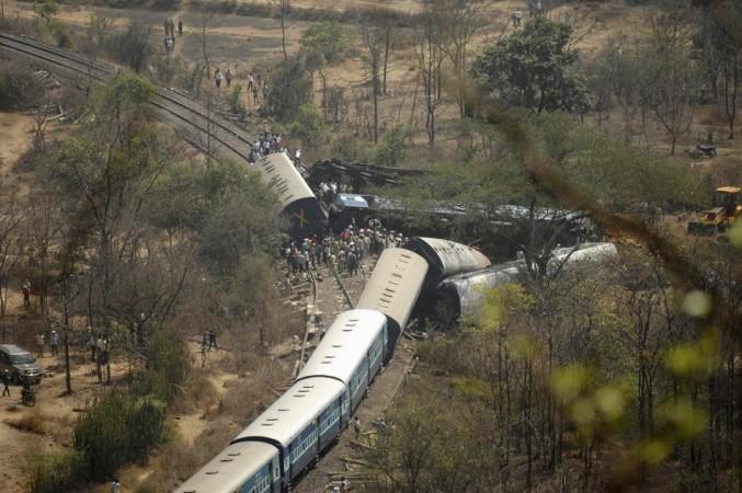 Passenger traind derails in Maharashtra (Reuters)