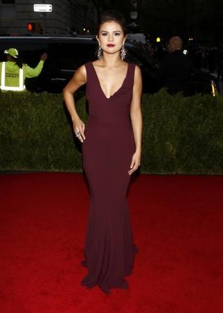 Actress Selena Gomez arrives at the Metropolitan Museum of Art Costume Institute Gala Benefit celebrating the opening of "Charles James: Beyond Fashion" in Upper Manhattan, New York May 5, 2014. REUTERS/Carlo Allegri