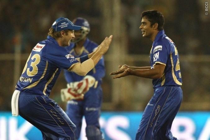 Rajat Bhatia celebrates with Shane Watson after picking up the wicket of Naman Ojha, 8 May. Shaun Roy/IPL/SPORTZPICS Rajat Bhatia Shane Watson Rajasthan Royals