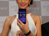 miss-india-world-2014-koyal-rana-posing-with-sony-xperia-z2-and-smartband